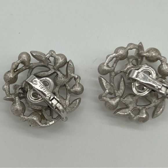 VINTAGE 1950’s TRIFARI LEAVES PEARL CLIP ON EARRINGS - Picture 2 of 4